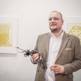 Kurátor výstavy a zároveň jeden z vystavujících umělců Jan Melena oslnil nejen zlatými portréty ale i skvostnou instalací děl ostatních autorů