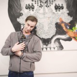 Michal Čechura se šibalsky usmívá, jeho tvorba je pestrá, na výstavě se nečekaně objevuje na více místech. Zlatokop Henry má tušení, že tento vtipálek může překvapivě v budoucnu obohatit truhlici pokladů krále rebelů 