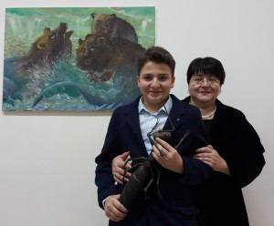 George Volynkin na své první výstavě v ART FABRICE Lyube Petrova. Na fotagrafii vidíme dvě pyšné maminky. Georgovu maminku a gratulující královnu matku mravenců prospektorů.