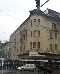 Pohaslá hvězda Ostravica přivítala před rozpadájící se fasádou své fanoučky z řad civilistů, ochránců zákona i ochránců coolturních hodnot mravenců prospektorů