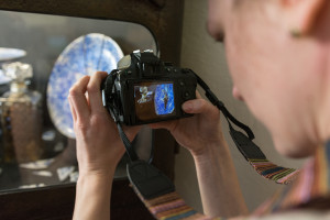 Harmonická souhra umělců na jedné fotografii. Fotograf Jiří Kohoutek zachytil okamžik, kdy šperk trilobita z ozubených hodinových koleček Jiřího Broše, umístěný na talířích Michala Čechury, fotí Martina Čápová.
