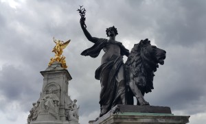 Mravenci prospektoři se stali na chvíli součástí slavného pomníku královny Viktorie v Londýně