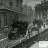 Fotografie z roku 1945: Nalevo část Bank of England, právě v jejích útrobách se skladovalo během války naše zlato.