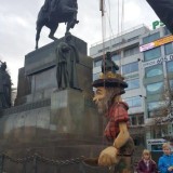 Loutka krále rebelů a dobrodruhů Zlatokopa Henryho se stala vzorem pro přihlížející mladou generaci