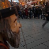 Gigantická loutka vyžraného prasete dominovala a pobavila