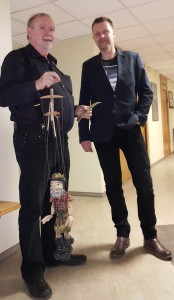 Vernisáž „Mince neexistujících zemí“ zahajovali předseda Evropské numizmatické asociace Evžen Škňouřil a majitel nakladatelství 65. pole Tomáš Brandejs