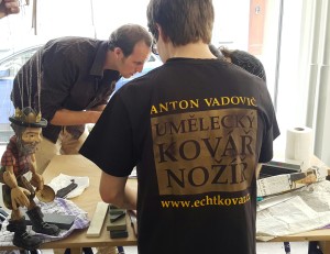 Zlatokop Henry se učil jak si uchovat svůj nůž stále ostrý
