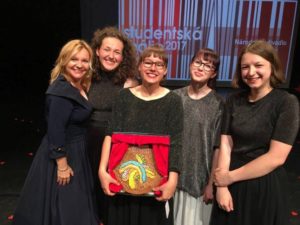 PhDr. Dana Potočková, MA, MDR. věnovala cenu CREOPAX kolektivu slečen z Brna. Dramatická jelita zvítězila i v dalších kategoriích