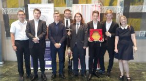 Králové rebelů 2017 ze Střední průmyslové školy, Ostrava - Vítkovice a jejich třídní profesorka Mgr. Dana Vicherková se zakladatelem projektu Zlatokop Henry®, Coolturní revoluce® a řádu král rebelů Patrikem Hořelicou