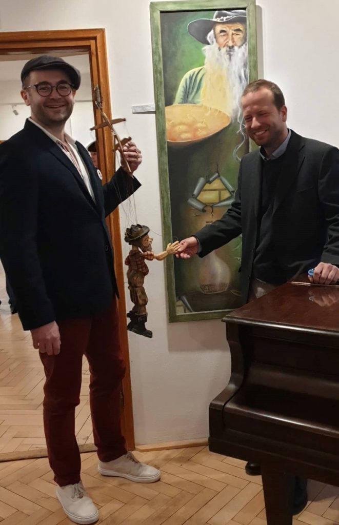 Ředitel Vlastivědného muzea Jesenicka Pavel Rušar vesele přivítal loutku krále rebelů