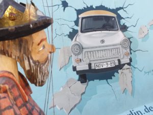 Symbol socialistického luxusu TRABANT předznamenal jedinečnou jízdu do hnusné historie.